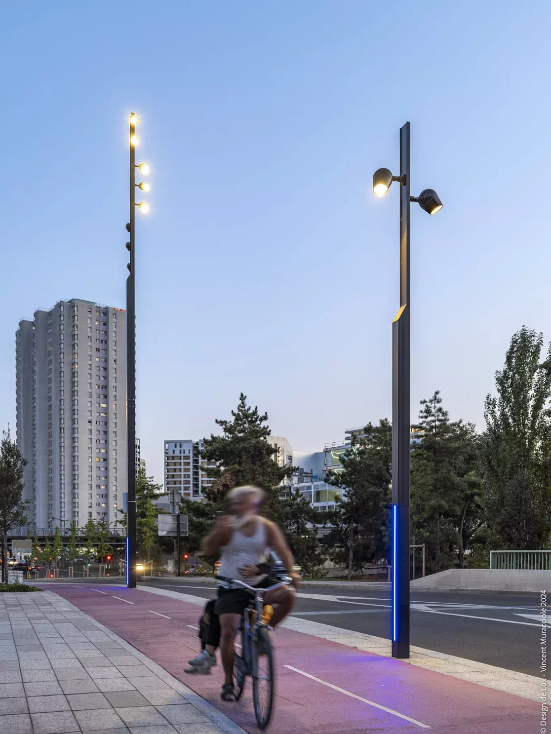 Porte de la Chapelle piste cyclable avec mats lumineux