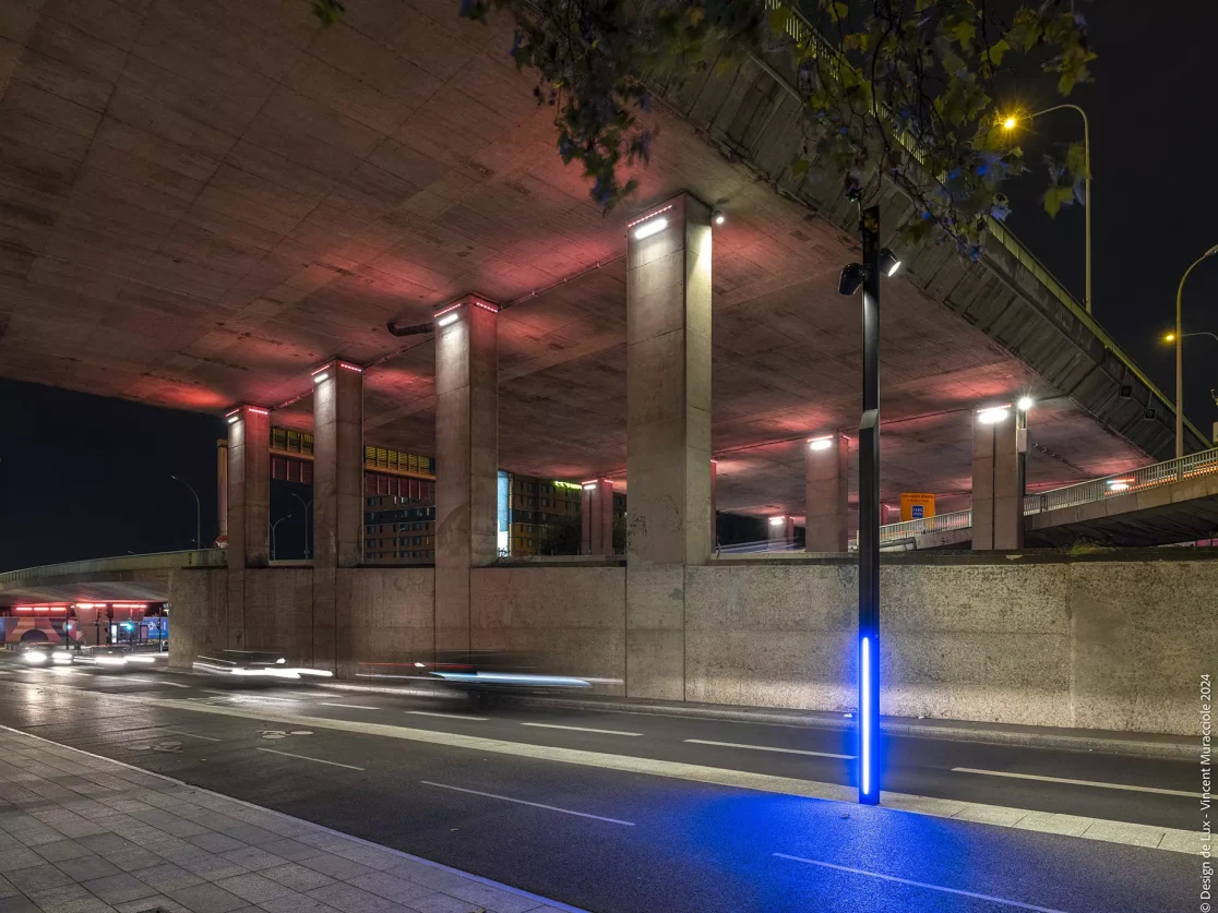 Concepto porte de la Chapelle mât lumineux bleu