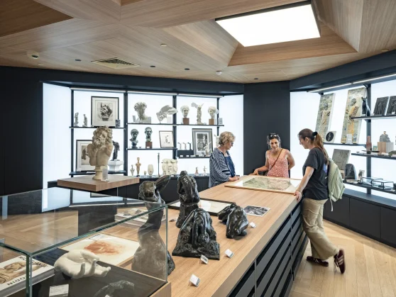 CONCEPTO Paris Louvre Boutique atelier table mural