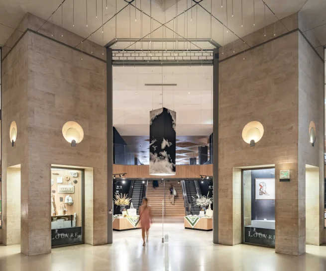 CONCEPTO Paris Louvre Boutique entree vitrine totem