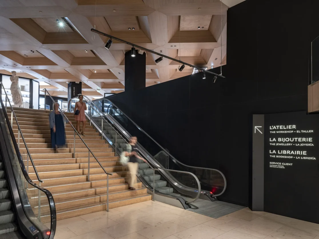 CONCEPTO Paris Louvre Boutique escalier escalator noir