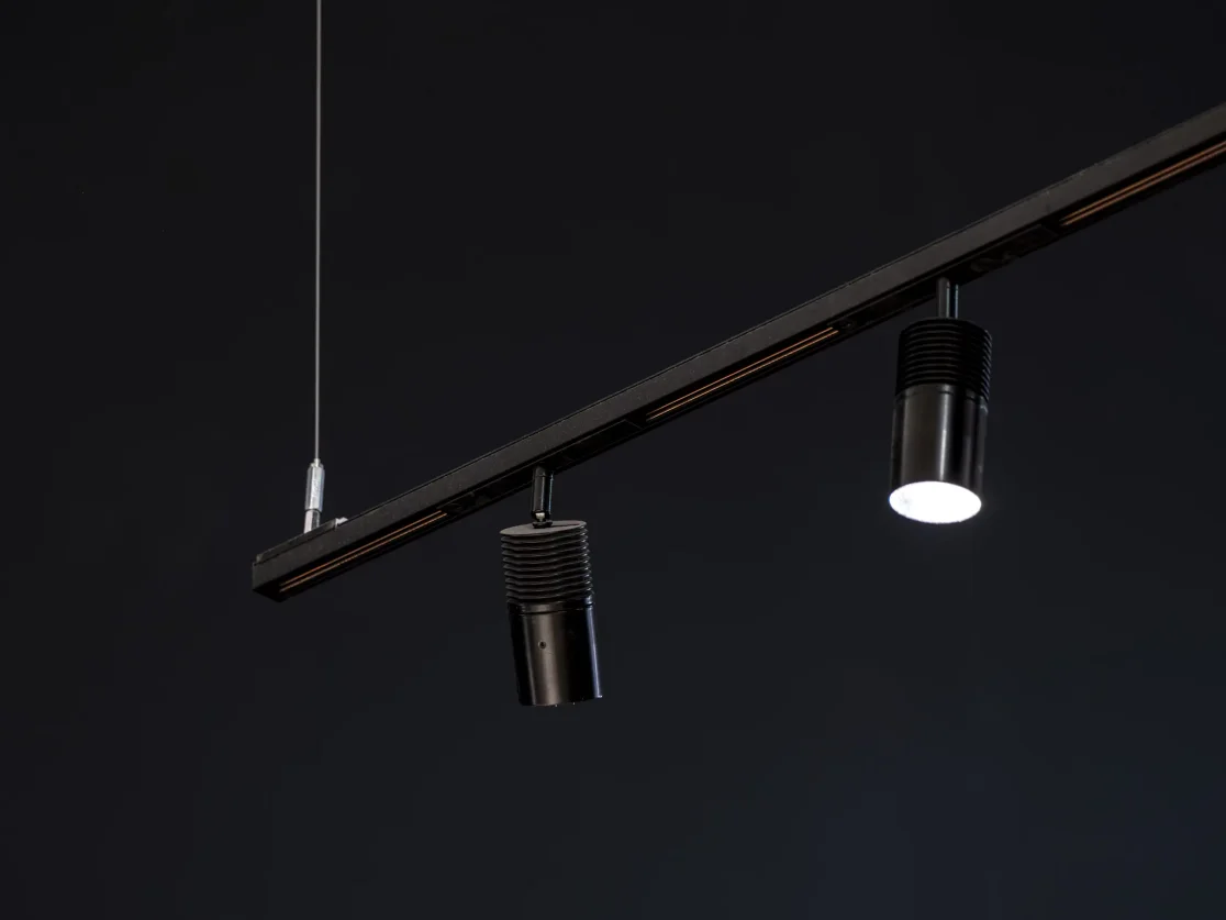 CONCEPTO Paris Louvre Boutique luminaire suspension projecteur