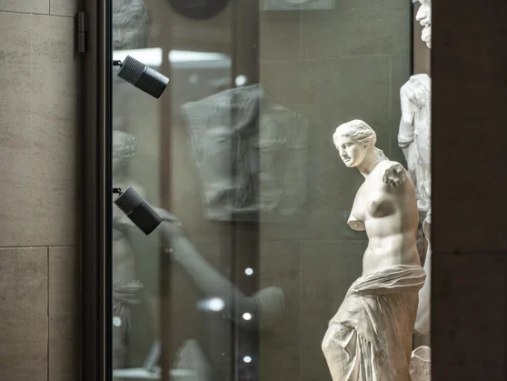 CONCEPTO Paris Louvre Boutique vitrine projecteur statue